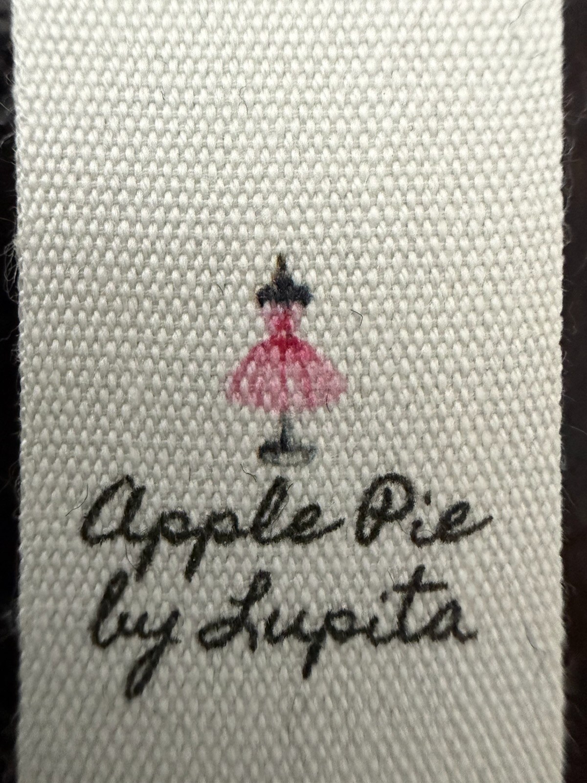 The Apple Pie by Lupita woven label